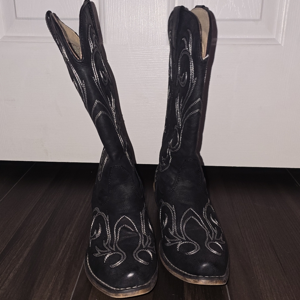 Roper Black Heeled Boots with Decorative Stitching